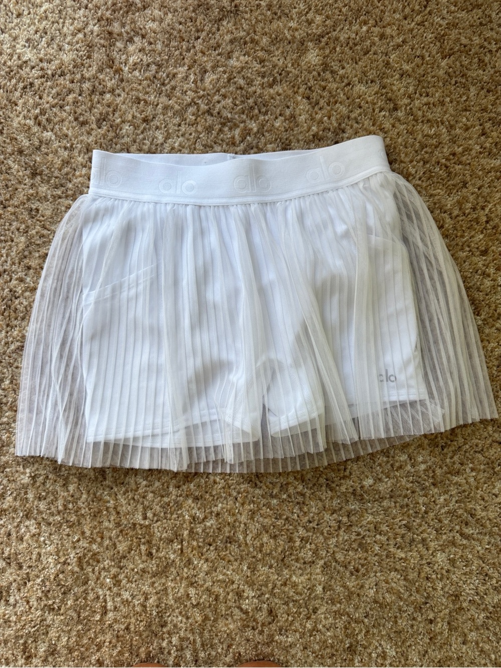 ALO Yoga Women’s White Pleated Tennis Skort size medium